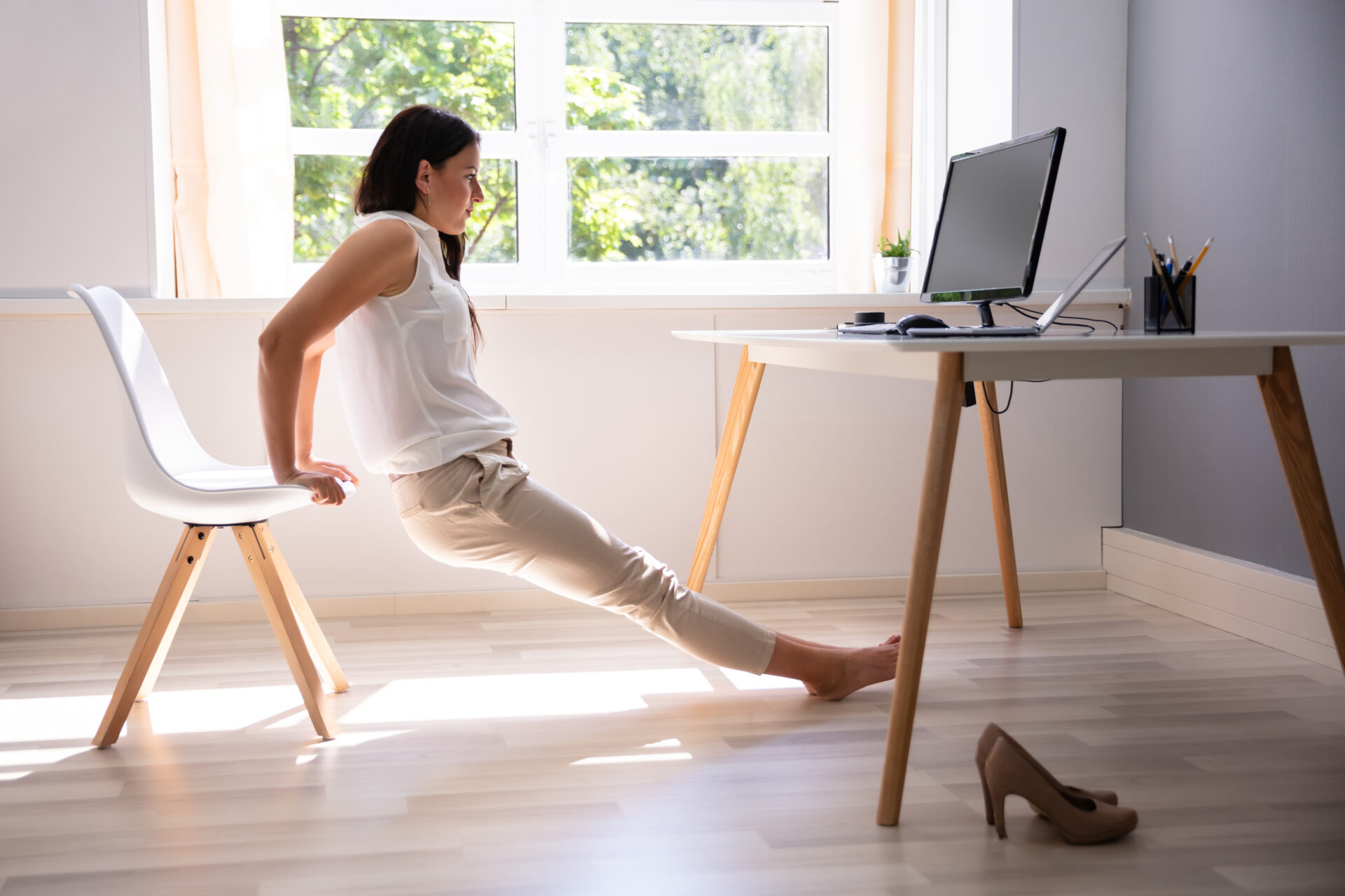 Podle konceptu „exercise snacks“ neboli „pohybových svačinek“ si na zdraví prospěšné aktivity stačí vyhradit jen minutu několikrát denně. Foto: AndreyPopov/iStock