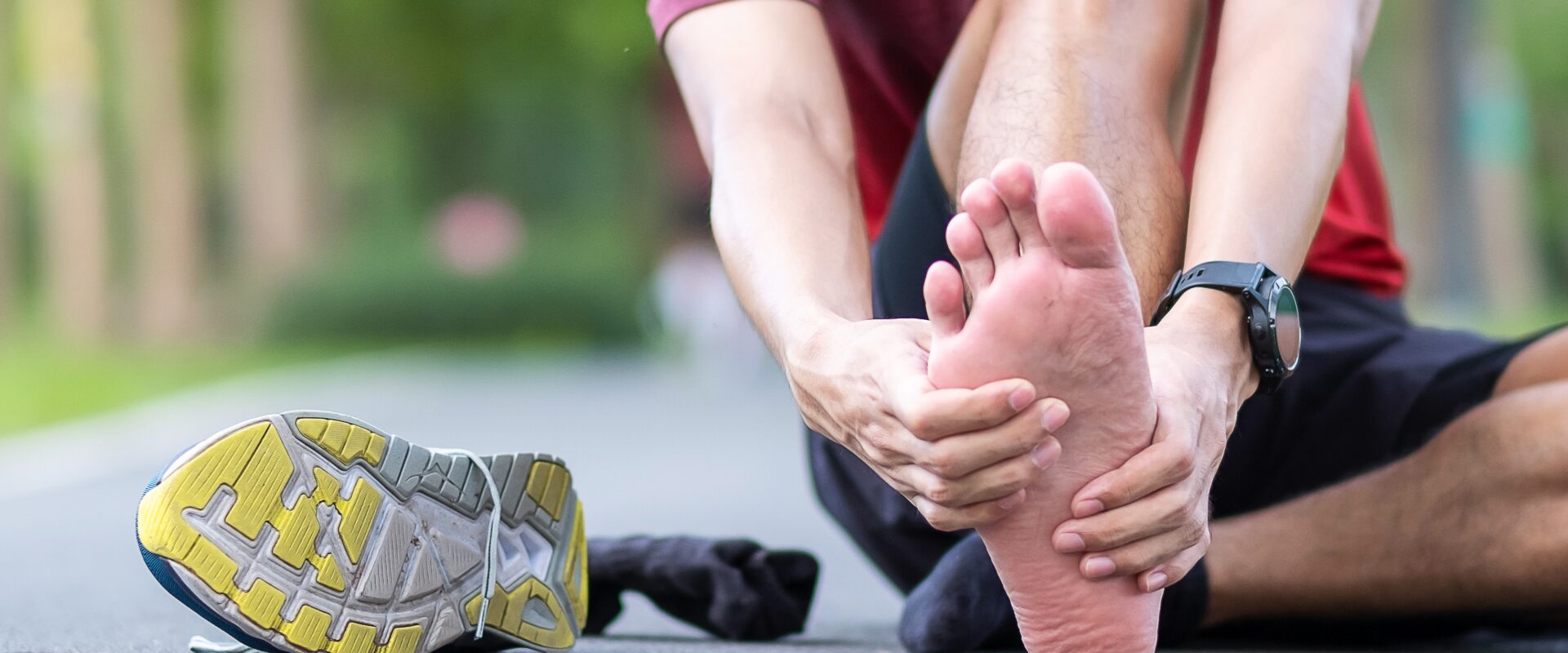 Bolestem chodidla a achilovky lze předcházet správným cvičením. Foto: Panuwat Dangsungnoen/iStock