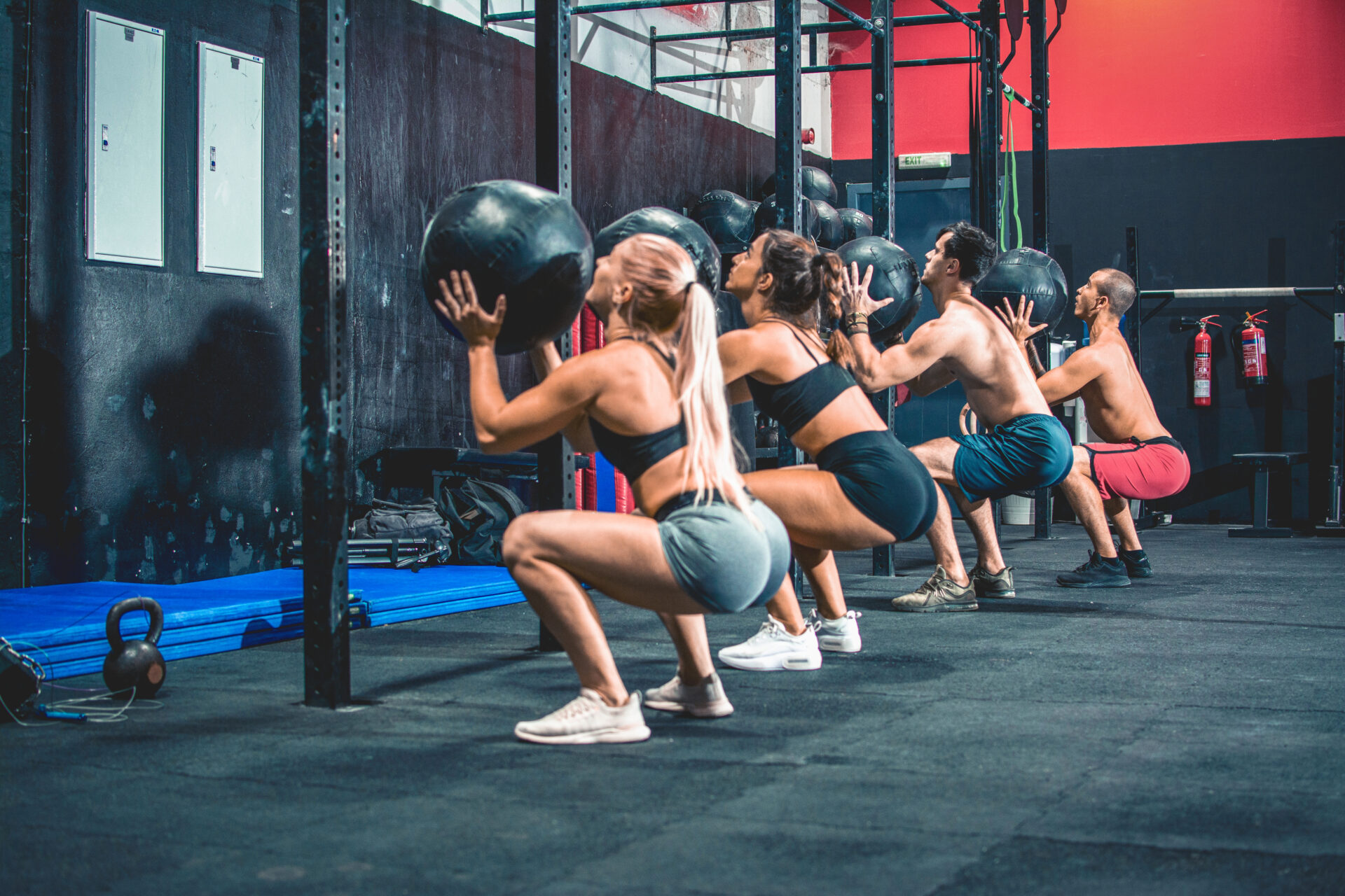 Group of sporty people doing squats with fitness ball in the gym. Sesadí Hyrox CrossFit z pomyslného trůnu? Foto: Bojan89/iStock