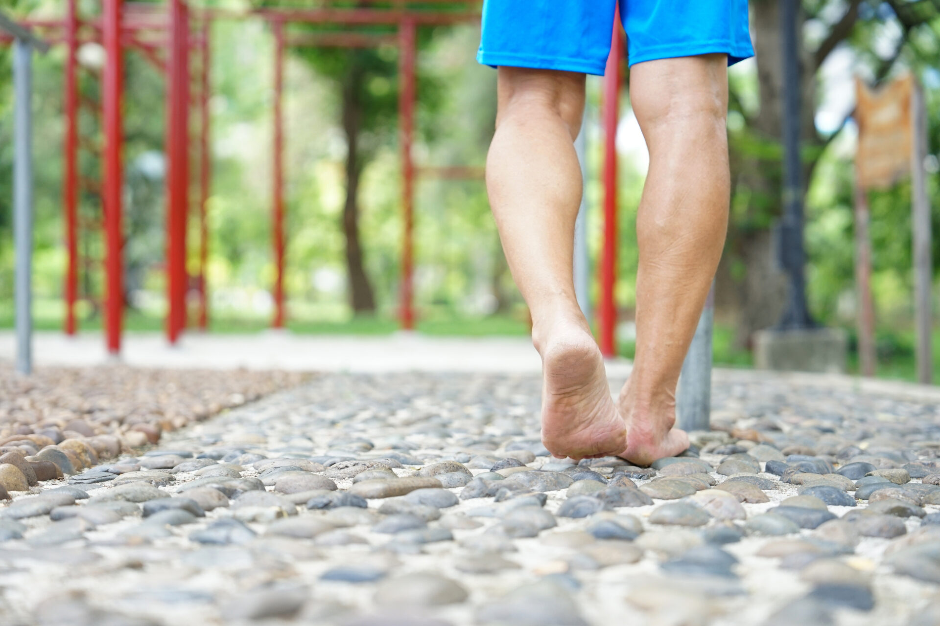 Chůze pozpátku posílí svaly, které běžně moc nepoužíváme. Foto: Verin Makcharoen/iStock
