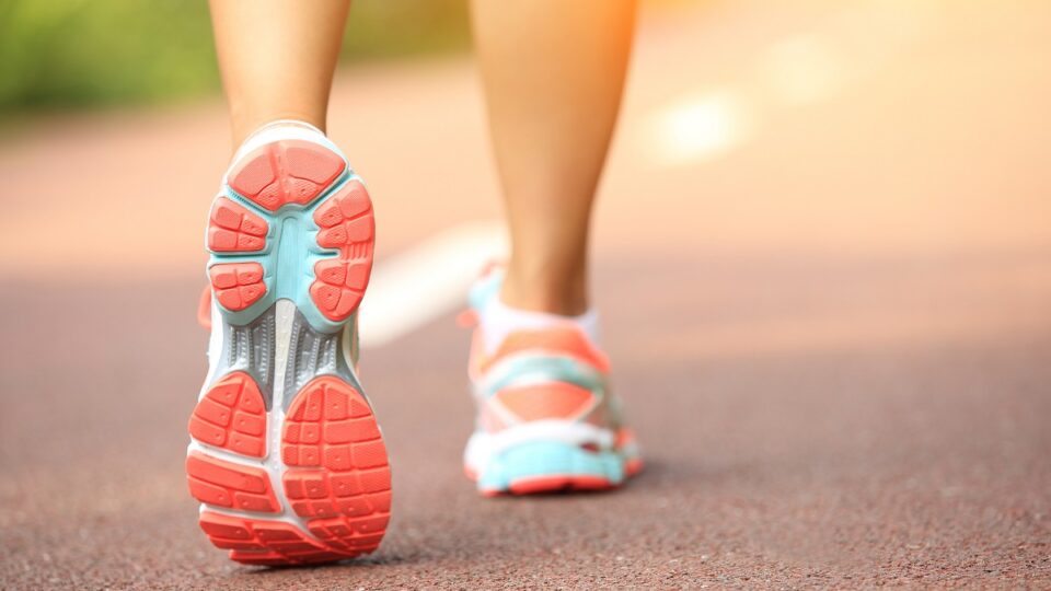 Čím vyšší, tím lepší, u běžeckých bot nemusí vždy platit. Foto: lzf/iStock