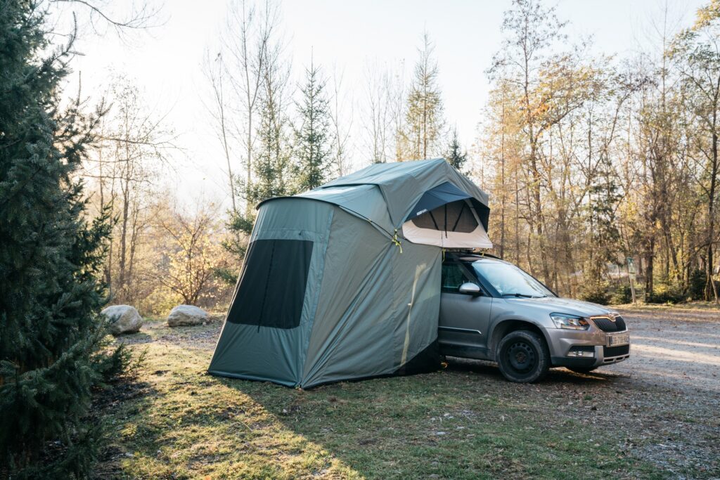 Stačí pár vychytávek a i z běžného auta je rázem luxusní apartmá. Foto: Decathlon