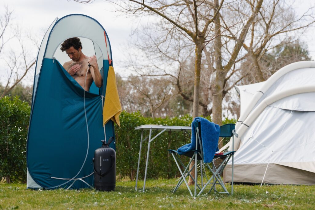 Nechcete se koupat v potoku? Pořiďte si sprchu v „kapesním“ balení. Foto: Decathlon