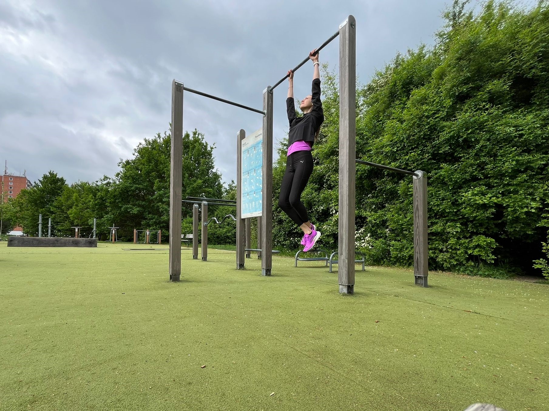 Poctivě a pravidelně visím, ale je čas začít pořádně makat na překážkách. Foto: Adéla Svobodová/Rungo