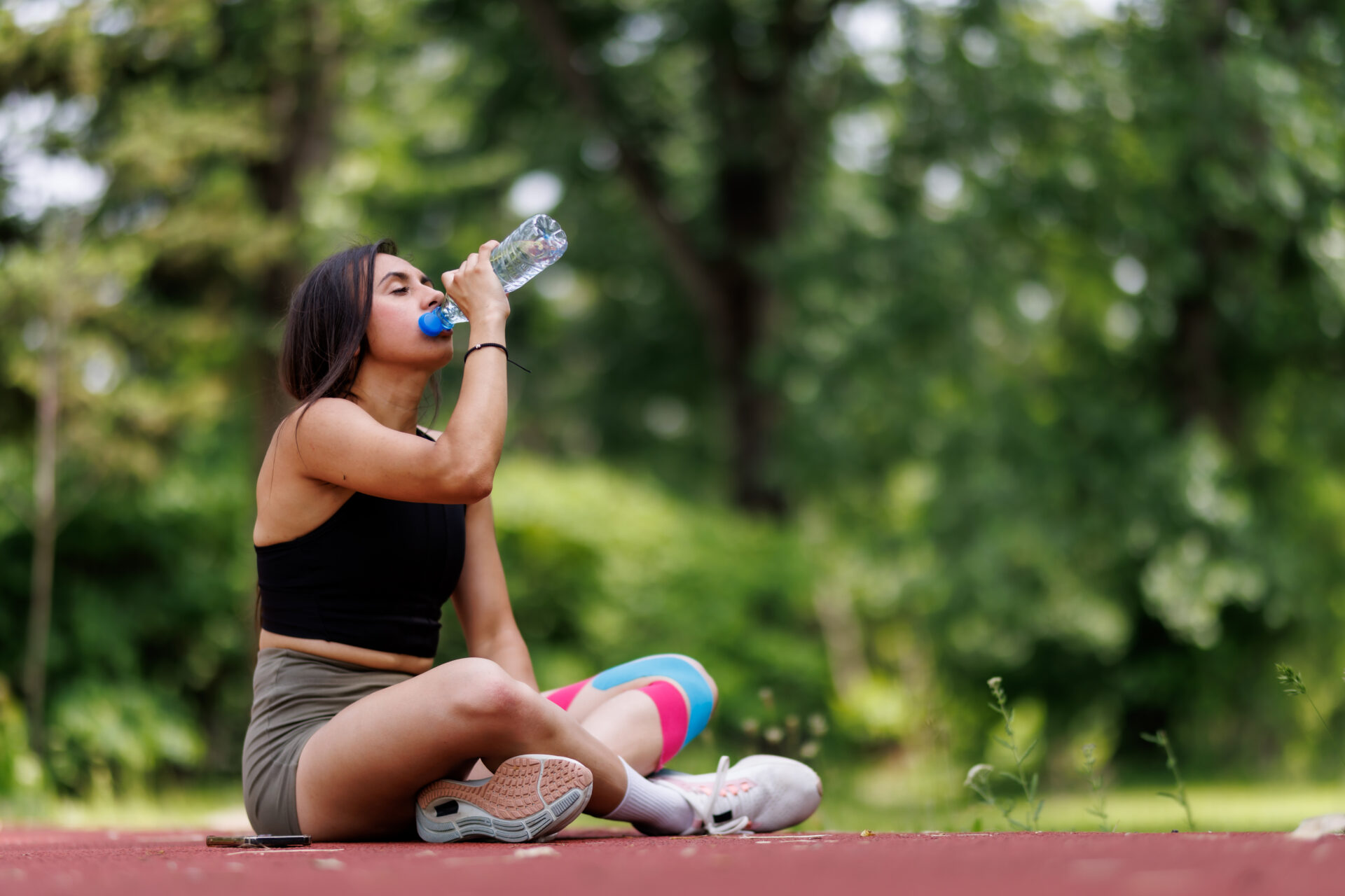 Pijte hodně vody. Ale nejen tu. Foto: Nikola Spasenoski/iStock