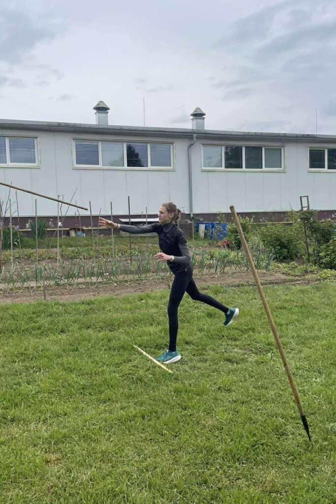 Vrh oštěpem - trénink na Spartan Race