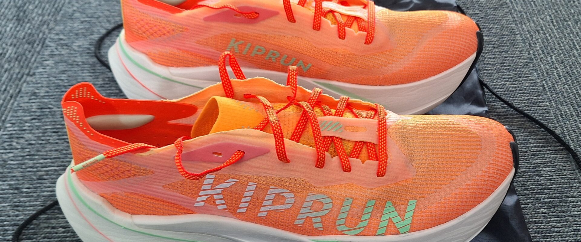 Karbonky Kiprun jsou nejen pohodlné, ale i nepřehlédnutelné. Foto: Dan Orálek/Rungo