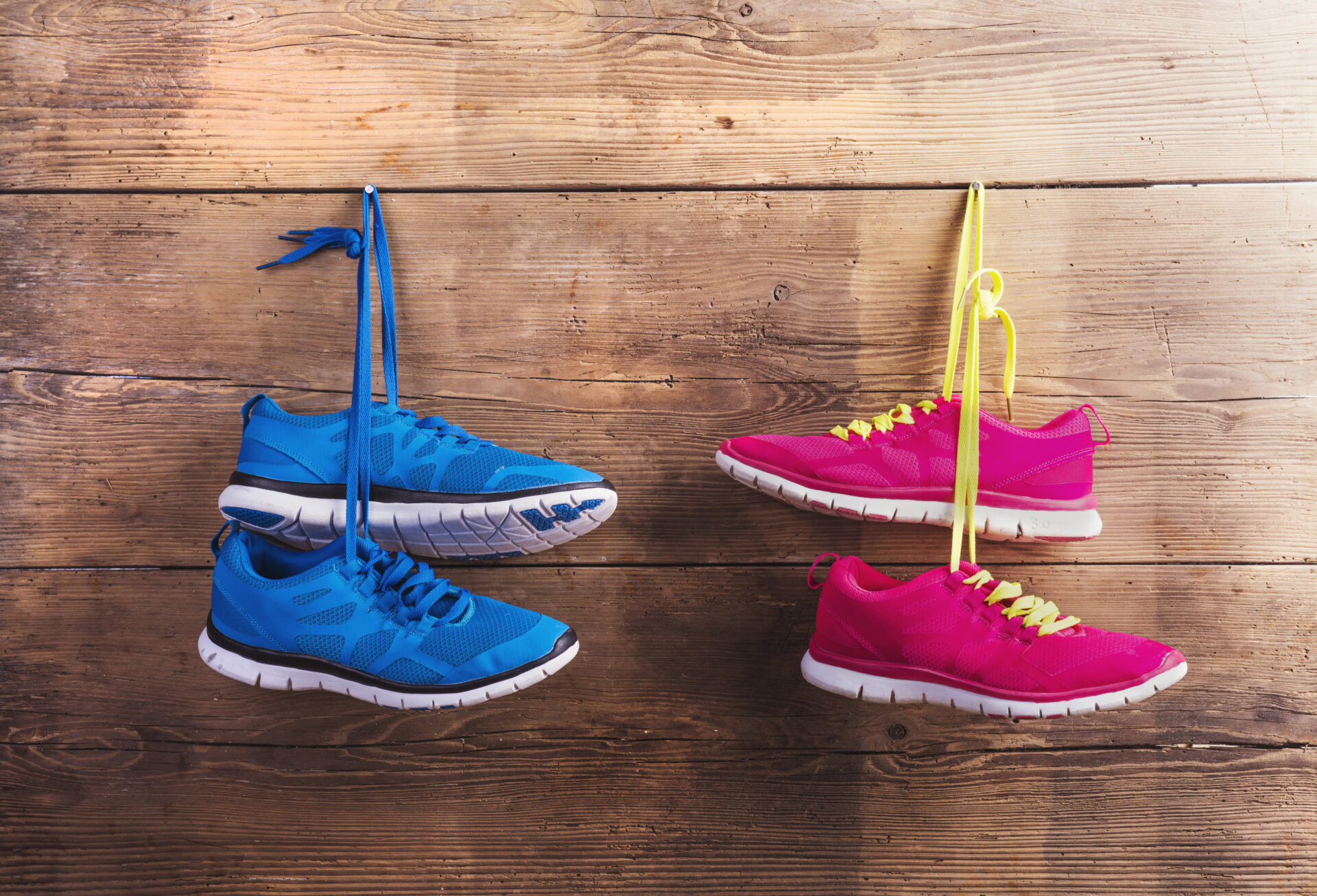 Blue and pink sneakers on the floor Běžecké boty jsem na chvíli pověsila na hřebík. Foto: Halfpoint/iStock