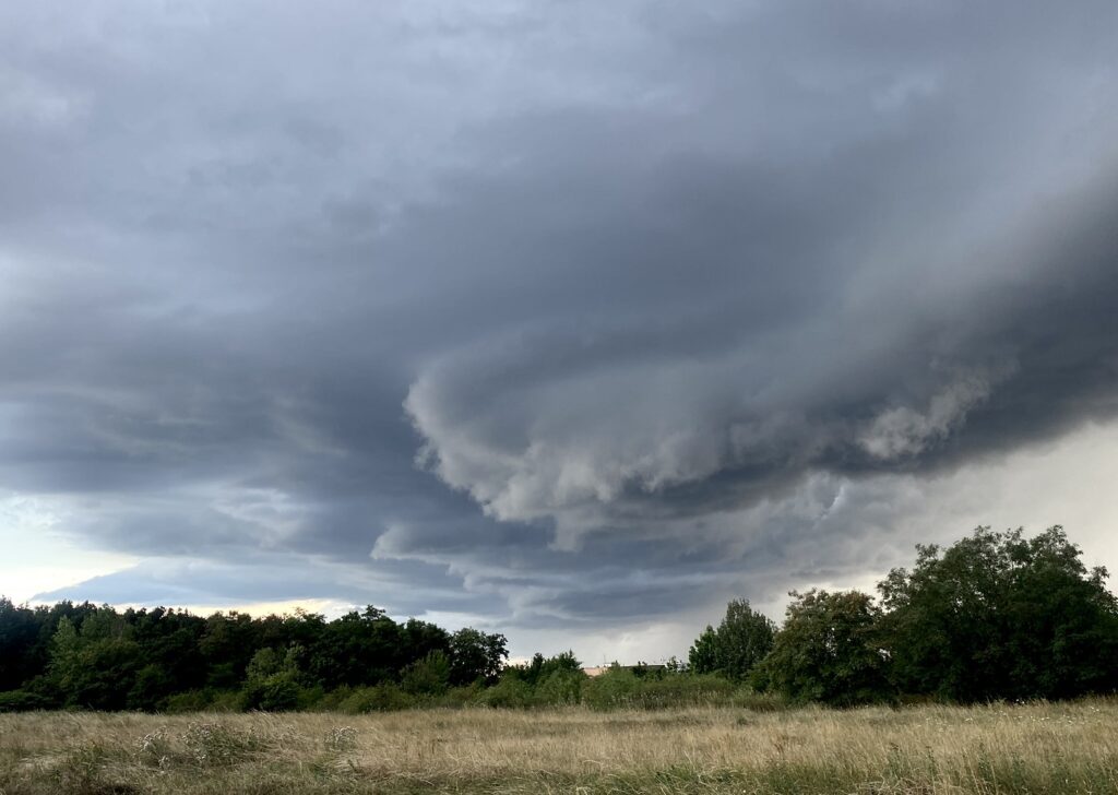 Tenhle mráček nevypadá zrovna neškodně...