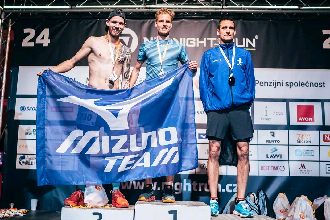 Jáchym je hrdým členem Mizuno teamu (Night Run HK 2024). Foto: Tomáš Vašíček