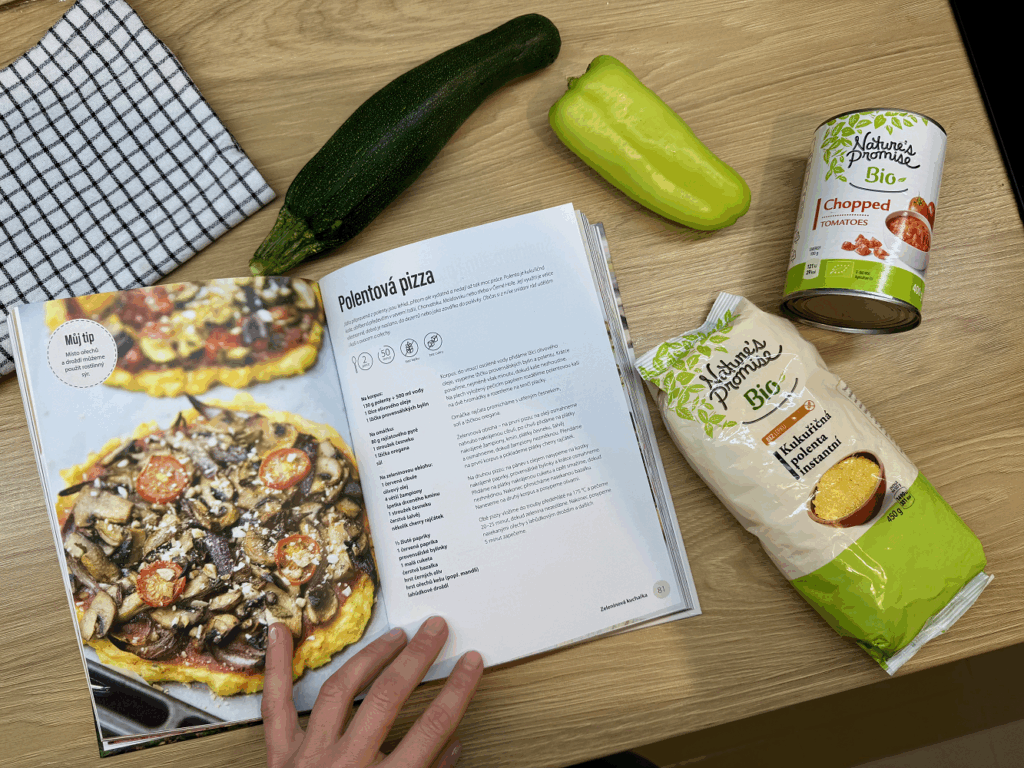 Polentová pizza ze Zeleninové kuchařky dopadla na výbornou.