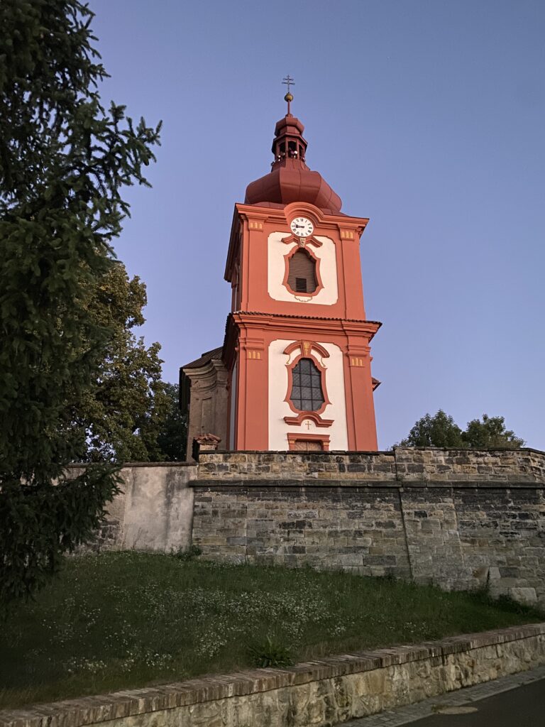 Tohoto kostela jsem si strašně dlouho vůbec nevšimla. Asi to bude tím, že přes Poříčany jezdím většinou potmě.