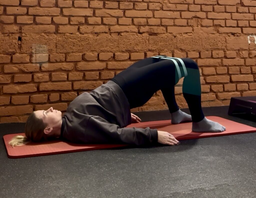 Pokročilí si mohou cvik zpestřit gumou. Foto: Veronika Dvořáková/Rungo