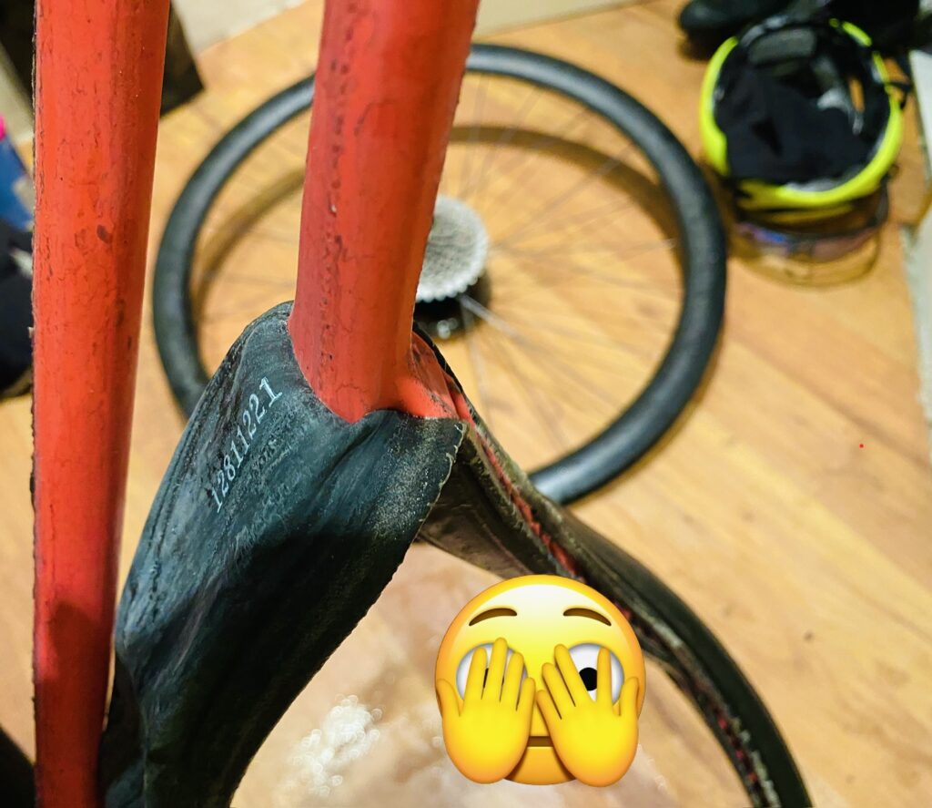 Ještě že jsem tento defekt řešila doma v teple. Trochu se to přilepilo. Foto: Kat Secteur