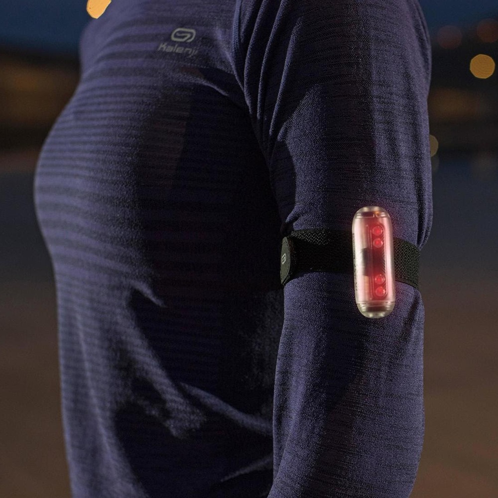 S bezpečnostní blikačkou je party vibe zaručen a nehoda vyloučená. Foto: Decathlon