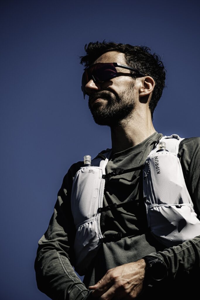 Kromě hydrovaku můžete do předních kapes uložit soft flasky. Foto: Decathlon