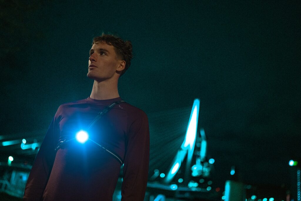 Svítilnu s popruhy na těle ani neucítíte. Foto: Decathlon