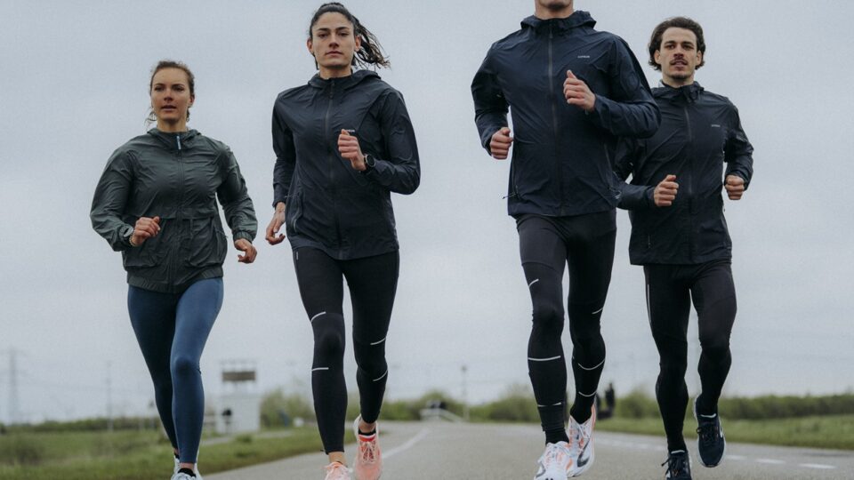 Jak si oblíbit běhání v dešti? Klíčem je správné vybavení a změna úhlu pohledu. Foto: Decathlon