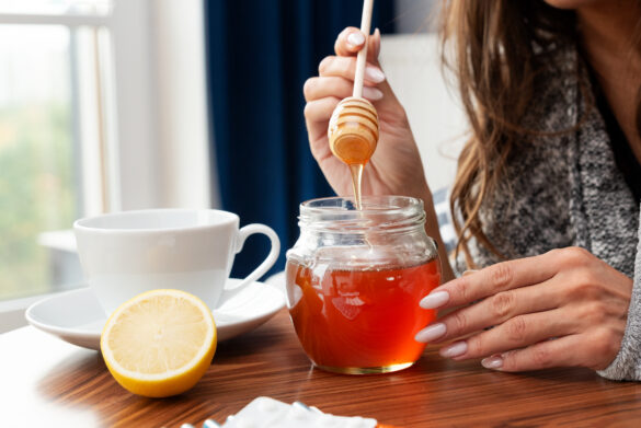 O medu koluje spousta mýtů. Co je na nich pravdy? Foto: simpson33/iStock