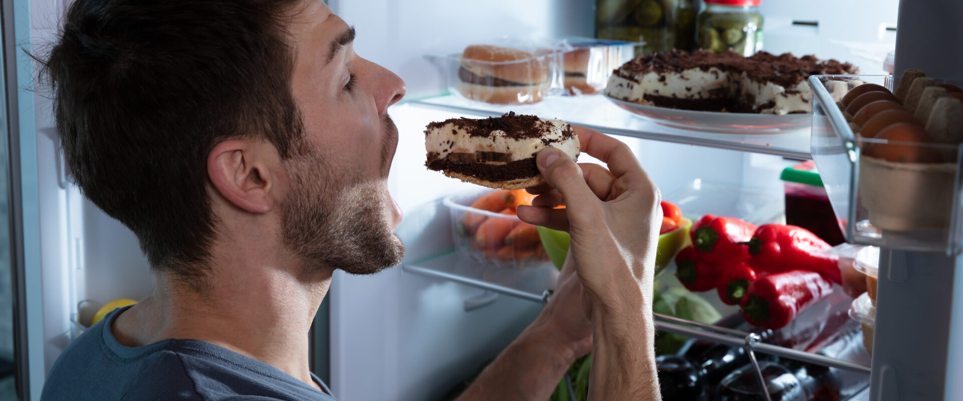 Přejídání nemusí být selháním vůle. Ve hře je spousta faktorů. Foto: AndreyPopov/iStock
