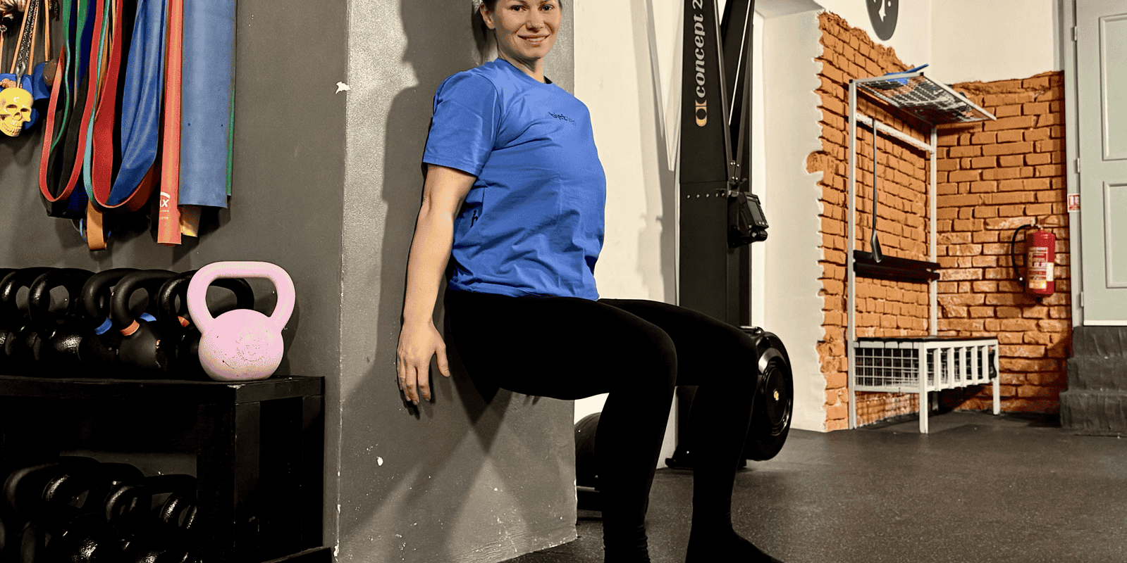 Wall sit je zdánlivě jednoduchý cvik, který ale umí pěkně pálit. Foto: Veronika Dvořáková/Rungo