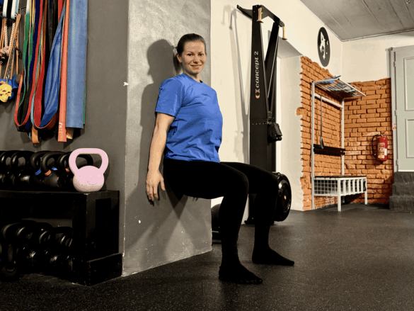 Wall sit je zdánlivě jednoduchý cvik, který ale umí pěkně pálit. Foto: Veronika Dvořáková/Rungo