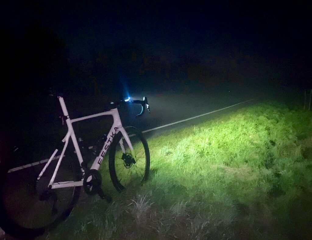 Většinu kilometrů jsem objela potmě, světla mám naštěstí spolehlivá. Foto: Kat Secteur