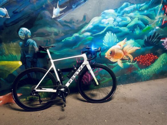 Listopad se nesl ve znamení mlhy. Ale na kole byl hned barevnější. Foto: Kat Secteur