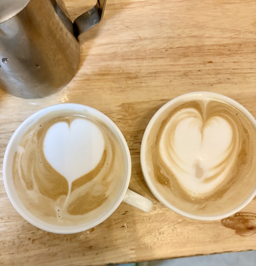 Flat white, barevné utěrky a latte art-fotky za 1 to 1 workshopu