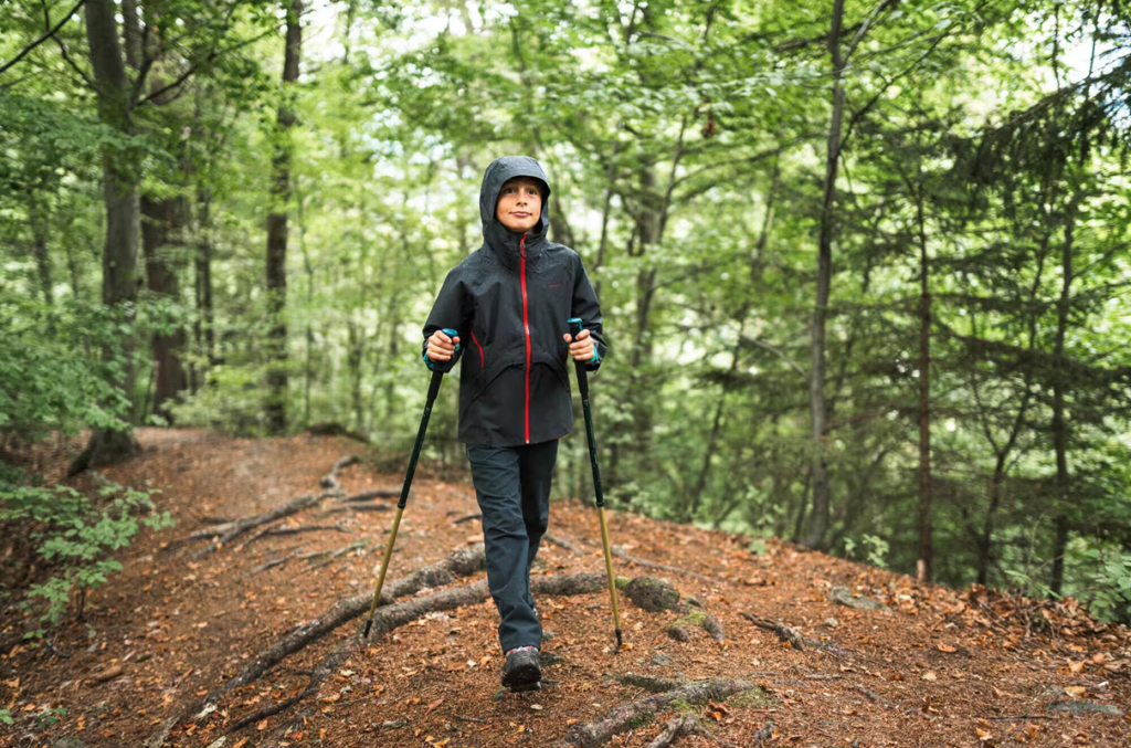 Dětem většinou hole spíše překážejí. Pokud se však zhlédnou ve vašem vzoru a budou chtít své vlastní, mrkněte třeba na dětské turistické hole QUECHUA MH 500. Foto: Decathlon